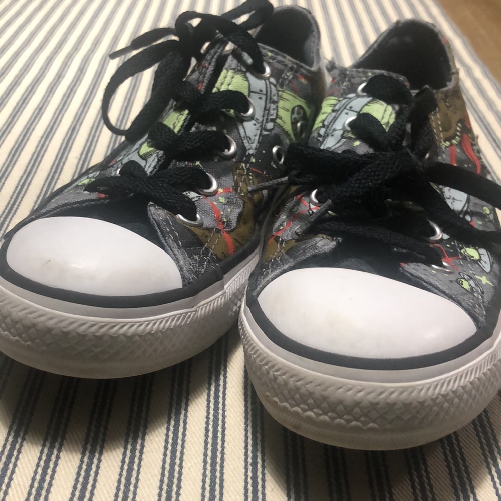 Dinosaur themed Converse sneakers - Picture 6 of 10